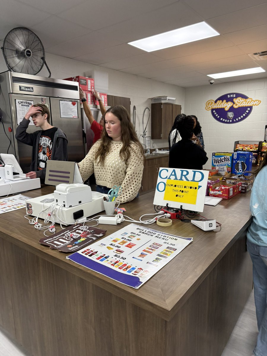 SHSDECA7's tweet image. 💜💛 DECA leaders make the Bulldog Station run strong! 🐾
Stop by today &amp;amp; see the hard work, creativity, and teamwork in action. #DECASBEWeek #DECA @SmyrnaBulldog #onlyoneSHS