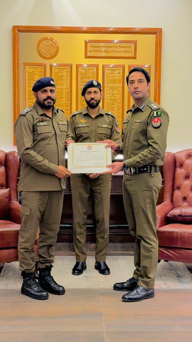 digopslahore's tweet photo. ملزمہ کو شادباغ سے گرفتار کیا۔👩‍👩‍👧 نومولود کو والدین کے حوالے کیا گیا،
🏅 ڈی آئی جی آپریشنز لاہور نے اس کامیاب کارروائی پر سٹی ڈویژن پولیس کے افسران کو تعریفی سرٹیفکیٹ سے نوازا اور ان کی شاندار کارکردگی کو سراہا۔
#LahorePolice #PunjabPolice #ChildRecovered #PolicePride #SafeCity https://t.co/fO2THJAX8s