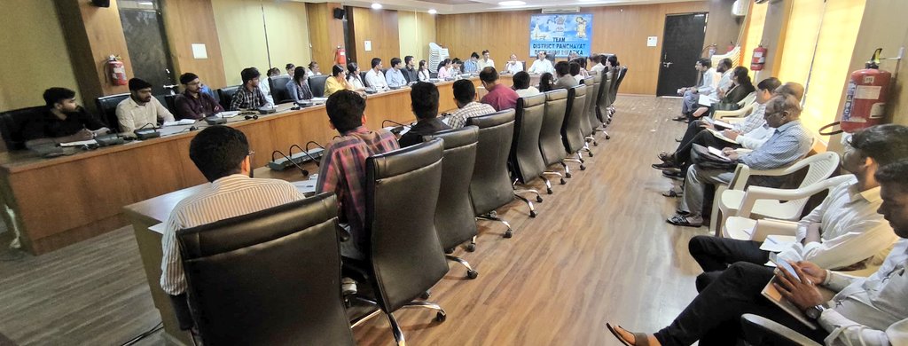 માન.<a href="/CDHO_Dwarka/">CDHO Devbhumi Dwarka</a>ના અઘ્યક્ષ સ્થાને યોજાયેલ પ્રા.આ.કેન્દ્રના મેડિકલ ઓફિસરો અને તાલુકા હેલ્થ ઓફિસરશ્રીઓની સમિક્ષા મીટીંગમાં જિલ્લામાં જન્મ સમયે નોંધાયેલ જાતિ પ્રમાણદરની સમિક્ષા કરવામાં આવેલ. જિલ્લાના તમામ વિસ્તારોમાં #PCPNDT એકટના સઘન અમલીકરણ થાય તે સુનિશ્ચિત કરવા સૂચન કરવામાં આવેલ.