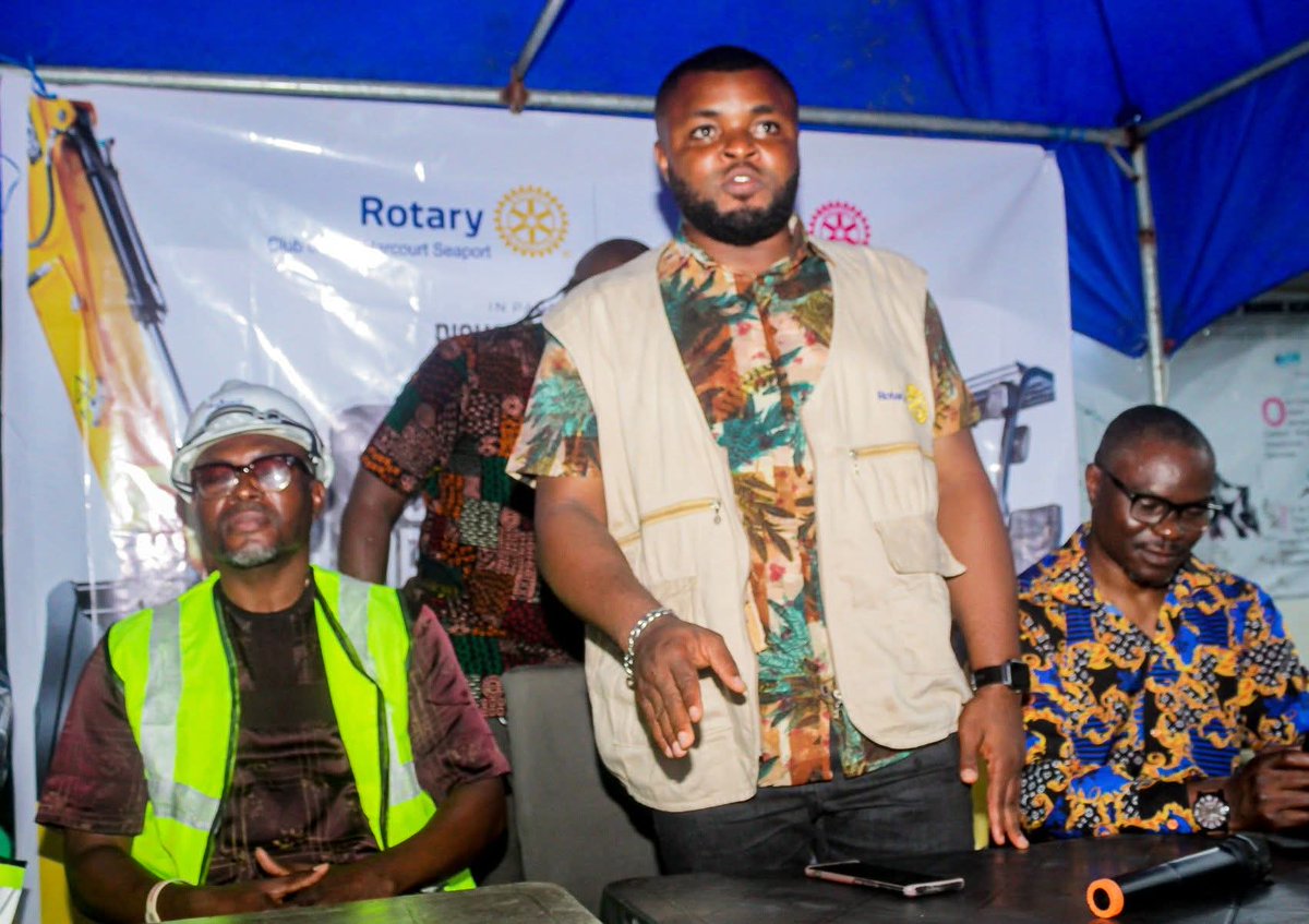 am_dmaster's tweet photo. After six weeks of intense training, we're proud to present certificates to our certified trainees! This project is a testament to our commitment to empowering youths with valuable skills for a brighter future.

#rcphseaport 
#Nigeria@65
#rdistrict9141
#viralphotochallenge https://t.co/iFC7Mhb95z