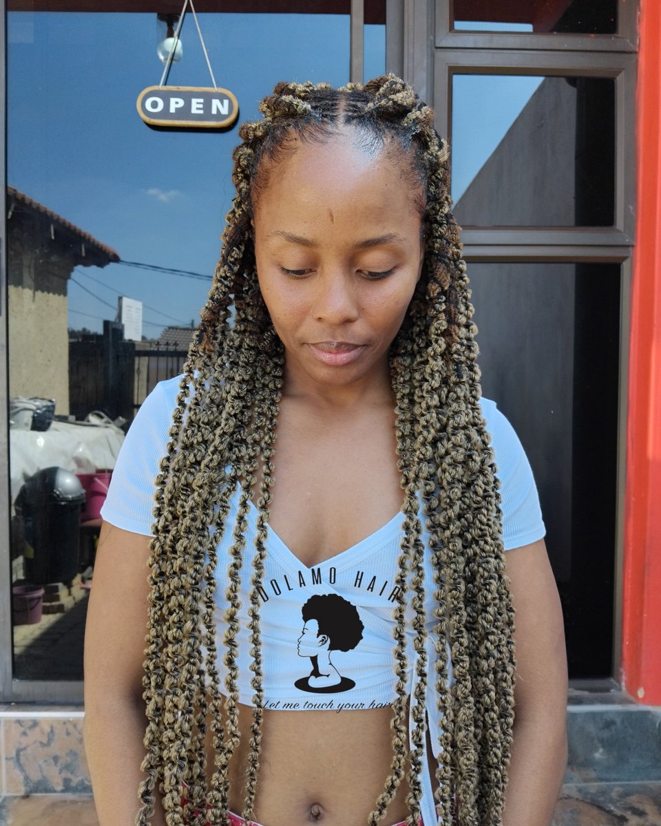 Dolamo_____'s tweet photo. Curly Pop at Dolamo Hair 💈

(To book an appointment click on the ) LINK IN BIO 📍 
_______________________________________

Location 📍 
82 meikie tsiane street . 
Dolamo Hair Far East Bank (Google maps,Taxify &amp; Uber )
Open 9am - Close 5pm

______________________________________ https://t.co/4txZsBlVV5