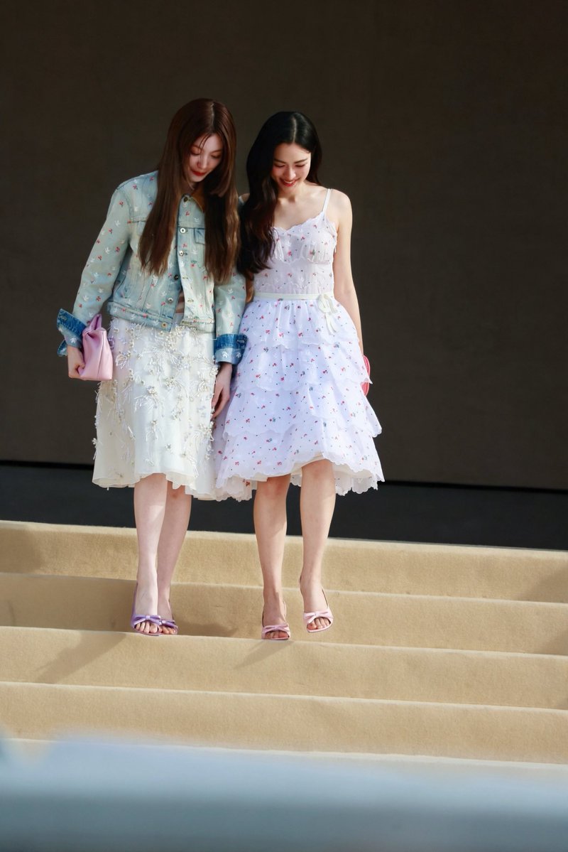 Sikmo4's tweet image. Step by step to success,
Hand in hand together.
Always proud of you two🥰
LINGORM AT DIOR PFW26
#LingOrmDiorSS26
#LingOrm #Dior
#DiorSS26 #pfw
@Dior