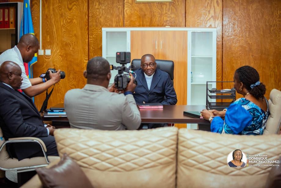 SilasBookKalomb's tweet photo. Cérémonie de remise reprise, ce mercredi 1er Octobre 2025, entre la Rapporteur adjoint sortant,  la princesse Dominique MUNONGO INAMIZI et le Rapporteur de l'Assemblée nationale, le professeur Jacques Djoli. https://t.co/HzKy2UPgPI