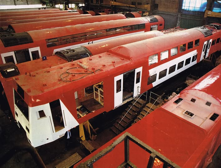 Fabricando las 450 a principios de los años 90.-
 Foto archivo Renfe.