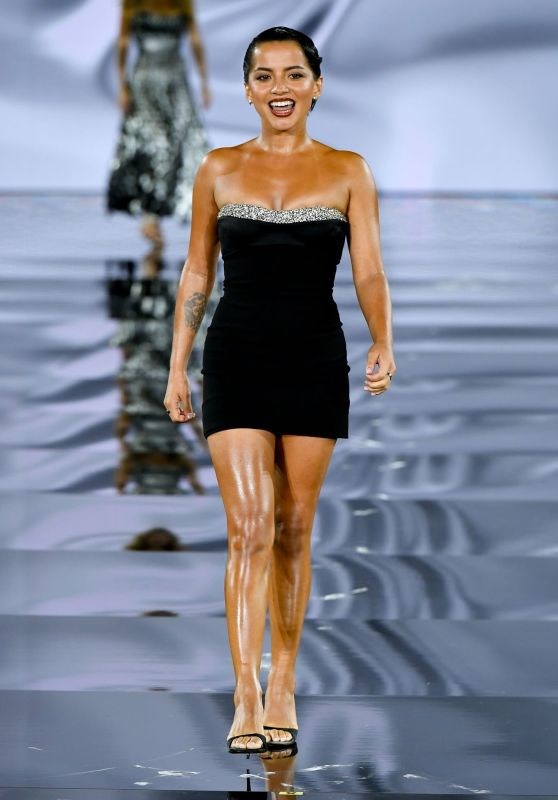 Prince_mojo_'s tweet image. #NERDS  #GEEKS #comics  #MOVIES: #isabelamerced  Elevates the Mini Dress on the Pari... arrowversestories.blogspot.com/2025/10/isabel…