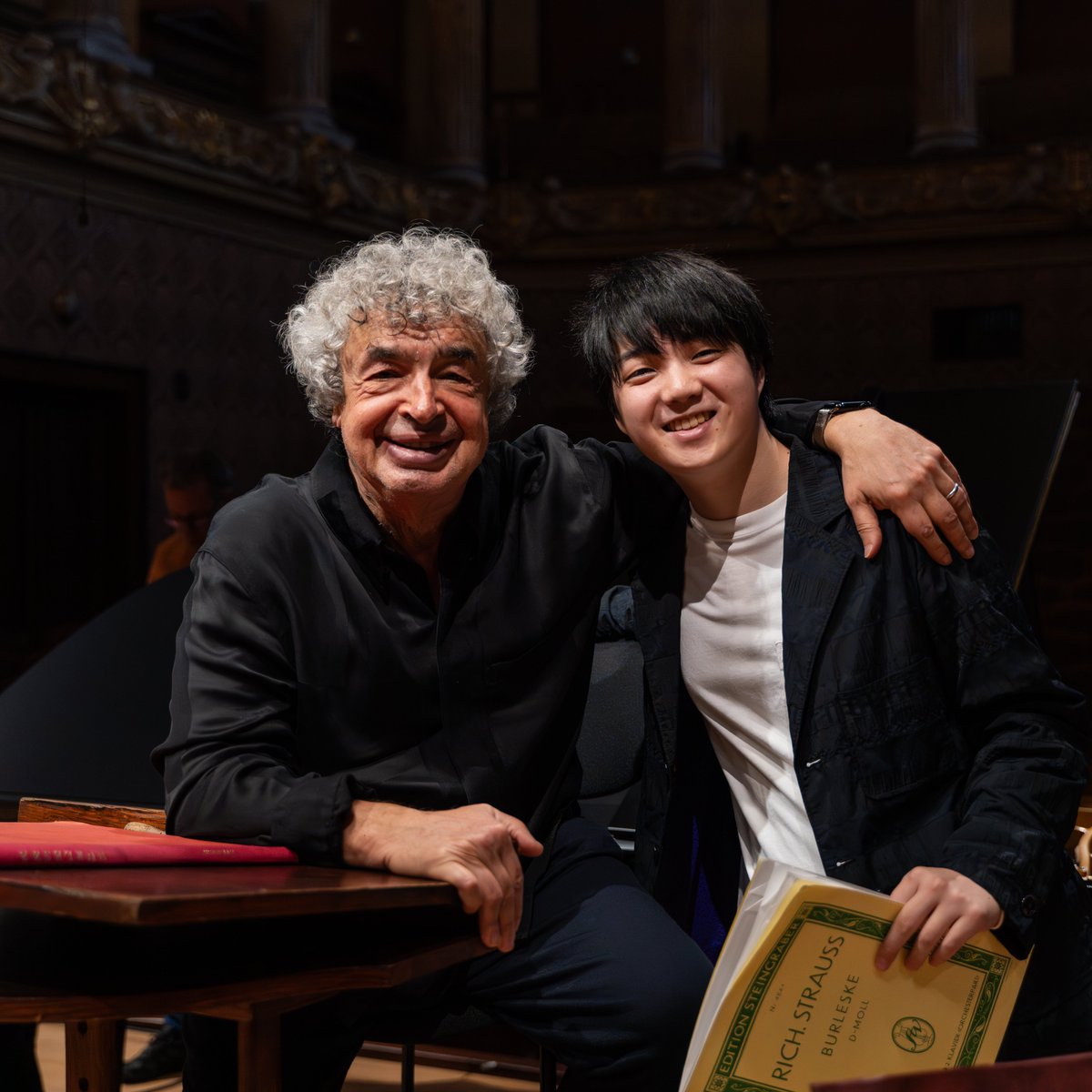 Semyon Bychkov, <a href="/maofujita_piano/">Mao Fujita 藤田真央</a> and the <a href="/CzechPhil/">Czech Philharmonic</a> rehearse ahead of tonight's concert in Prague.

📷 Natalie Hoffmanová