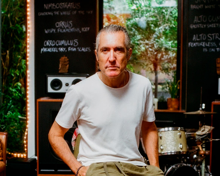 tecoapple's tweet photo. 🎧 Everything Is Recorded, projeto colaborativo do produtor e músico Richard Russell, lança o EP ‘No Ends No Beginnings’.

O compacto conta com participações de Sampha, Florence and the Machine, Danielle Ponder, Jah Wobble, Roses Gabor e Jack Peñate.

🔗 https://t.co/gZgv9ehgKo https://t.co/vDJTkEsNEd