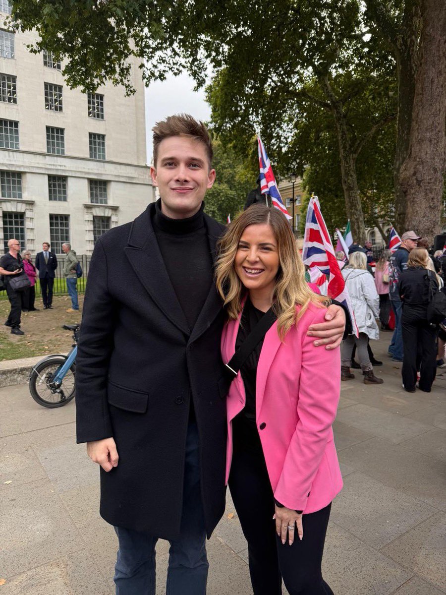 ReformDaily_'s tweet photo. 🌸 Cllr Natalie Oliver joined the Pink Protest & caught up with Karen McIvor, Adam Brooks, David Atherton & Nicholas Lissack

Powerful voices coming together & making themselves heard!

#ProtectOurChildren #ProtectOurWomen #pinkprotest #Illegalimmigration #stoptheboats @KarenReform @EssexPR @daveatherton @NicholasLissack @CllrNROliver
