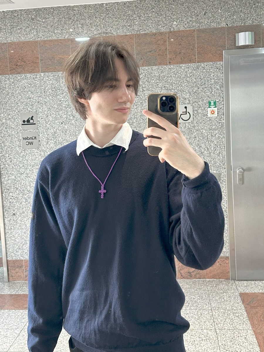 StripeLe's tweet photo. Felt like posting some IRL fits 🫡  

Been holding 73/74 KG now for a while (163,142 lbs), still skinny but i don´t wanna gain too much weight shortly to keep my body fat % low