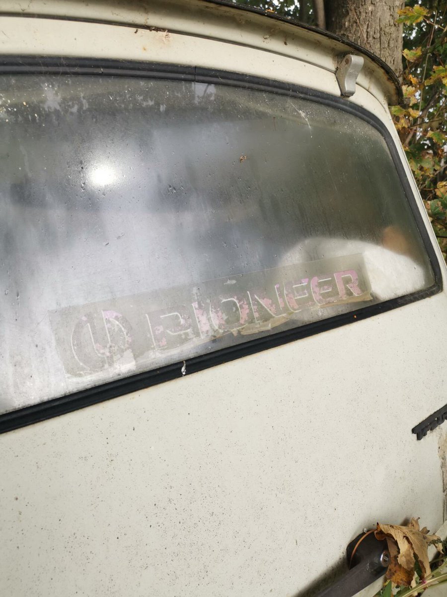 DeadCarWalking's tweet image. This wagon was left alone abandoned in the forest. The model name is broken, the PIONEER sticker that was so popular in the 90s is faded, but the car is still in surprisingly good condition.
Trabant 601 Universal
#Trabant #DDR #WagonWednesday