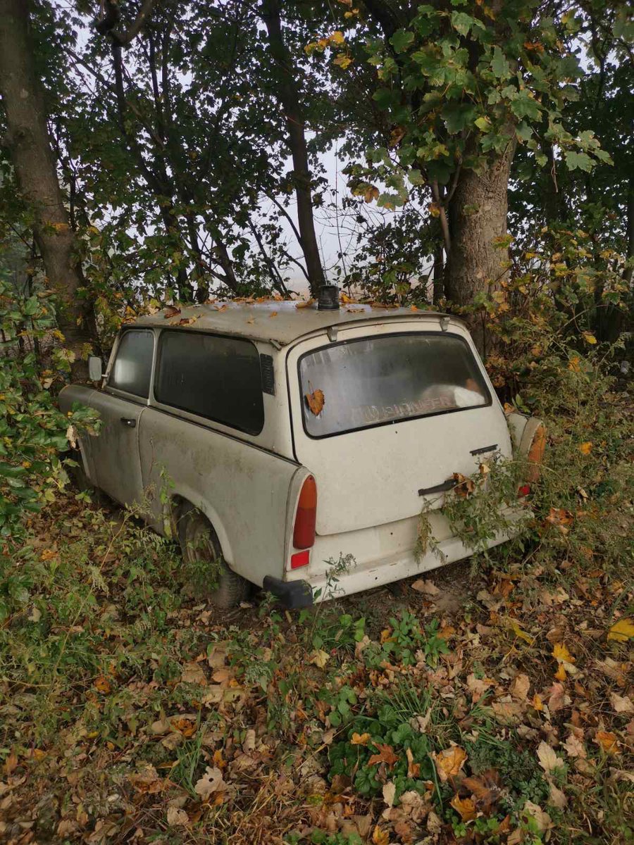 DeadCarWalking's tweet image. This wagon was left alone abandoned in the forest. The model name is broken, the PIONEER sticker that was so popular in the 90s is faded, but the car is still in surprisingly good condition.
Trabant 601 Universal
#Trabant #DDR #WagonWednesday
