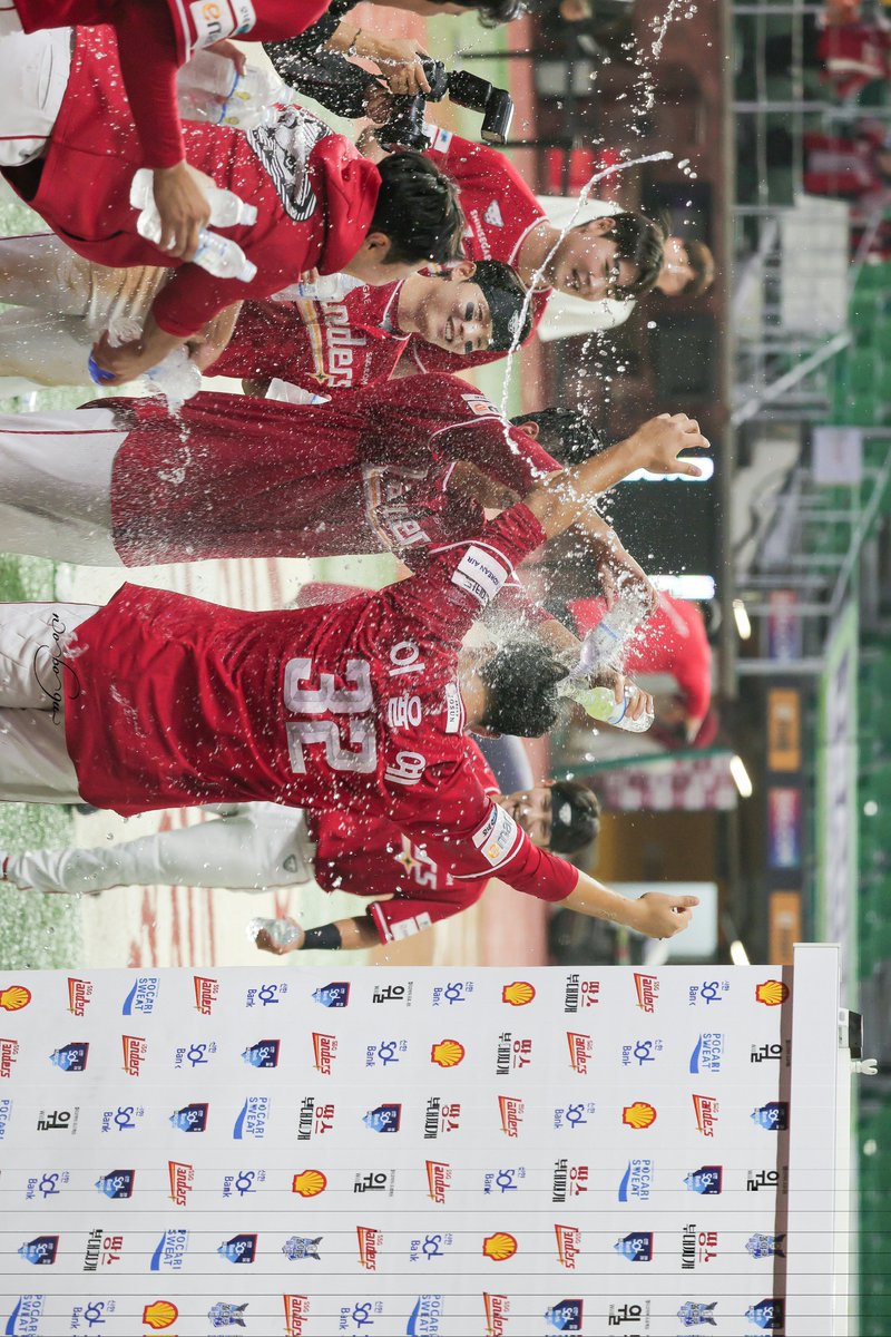 noho9u's tweet photo. 251001 VS 한화

야구는 9회말 2아웃부터
율예 ㄹㅇ 슈스임

#SSG랜더스 #이율예 https://t.co/ZQwiIalKXL