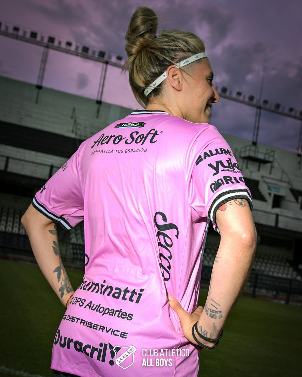 caallboys's tweet photo. 🎀💗 OCTUBRE ROSA EN ALL BOYS 💗🎀

🟣 En octubre, nos vestimos de rosa para recordar que la prevención salva vidas.

🟣 Nos sumamos a #OctubreRosa, el mes de concientización y lucha contra el cáncer de mama, acompañando a todas las personas que atraviesan esta enfermedad, a quienes la superaron y a sus familias.

▫️La detección temprana es fundamental: los chequeos médicos periódicos y el autoexamen mamario son las mejores herramientas para cuidar tu salud.

▪️La nueva camiseta edición especial fue pensada como símbolo de apoyo, esperanza y unión, porque sabemos que juntos/as podemos generar conciencia.

📸  Iara Rota, jugadora de Fútbol Femenino, y Paula D’aria, arquera del plantel de Futsal Femenino.

🤍🖤 #SoyDeAllBoys 🖤🤍