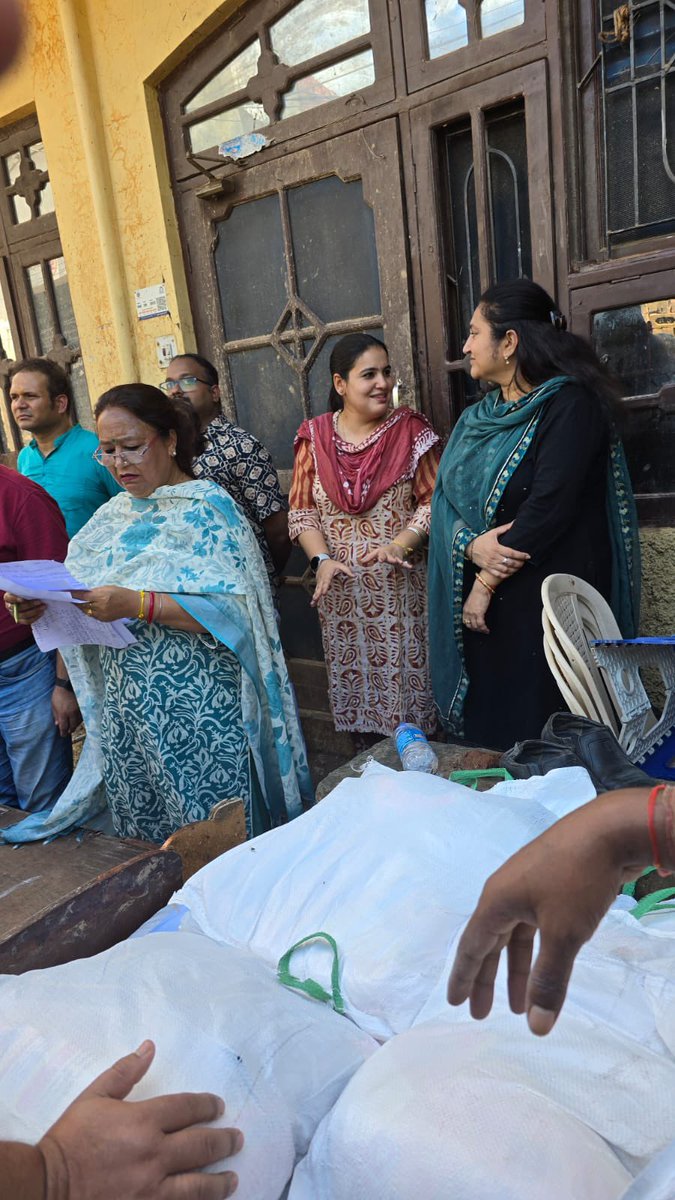 KhajuriaManu's tweet image. 1500 families. 4 Jammu Districts. Flood Relief Aid.

The rains this year wreaked havoc in the Jammu region. Being there got to witness the devastation caused in Jammu city neighbourhoods. From what started as talking to those affected, receiving messages about the worse hit…