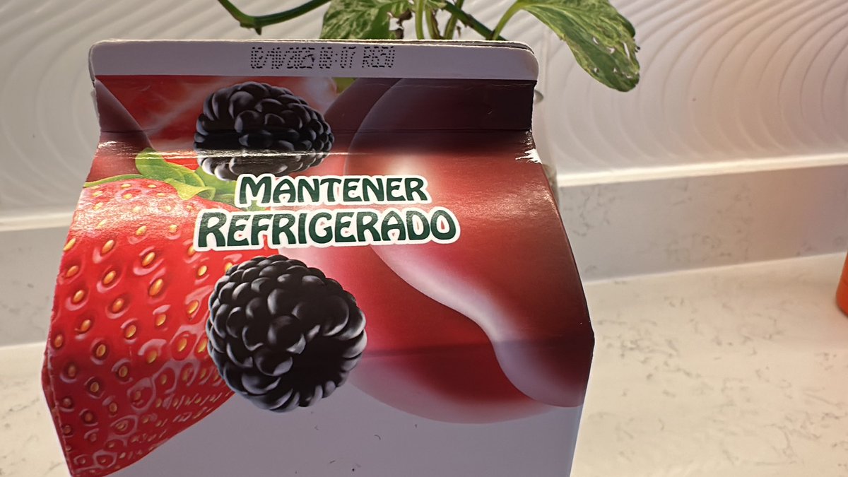 eskarlata87's tweet photo. Que está pasando @JumboChile_ ?? Hoy compré un jugo Guallarauco que llegó inflado y con fecha de vencimiento para mañana, 2 de octubre. 
Mayor fiscalización para Jumbo uno norte, Viña!!!!!! https://t.co/7sAxscRSQ1