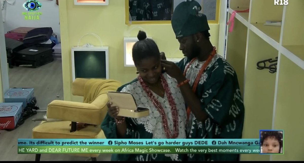 dolljeny's tweet photo. Koyin supporting Isabella to wear her earrings …

Awwwwwww 🥹🥹🥹🥹🥹

It’s her smile for me 🥰🥰🥰

Get yourself a caring man … e get why 😁😊 

#BBNaija https://t.co/d0ReR3iv28