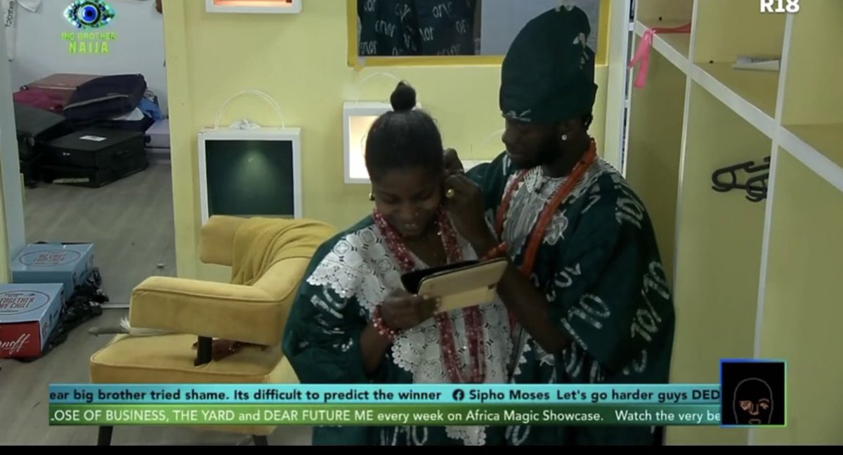 dolljeny's tweet photo. Koyin supporting Isabella to wear her earrings …

Awwwwwww 🥹🥹🥹🥹🥹

It’s her smile for me 🥰🥰🥰

Get yourself a caring man … e get why 😁😊 

#BBNaija https://t.co/d0ReR3iv28