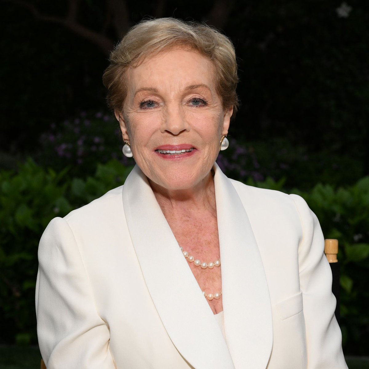 Happy 90th Birthday to the incredible Dame Julie Andrews – an English rose if ever there was one 🌹 

One might even say she’s... ‘practically perfect in every way.’ 🌂⭐️