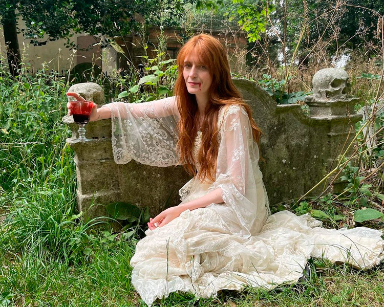 tecoapple's tweet photo. 🎧 Everything Is Recorded, projeto colaborativo do produtor e músico Richard Russell, lança o EP ‘No Ends No Beginnings’.

O compacto conta com participações de Sampha, Florence and the Machine, Danielle Ponder, Jah Wobble, Roses Gabor e Jack Peñate.

🔗 https://t.co/gZgv9ehgKo https://t.co/vDJTkEsNEd