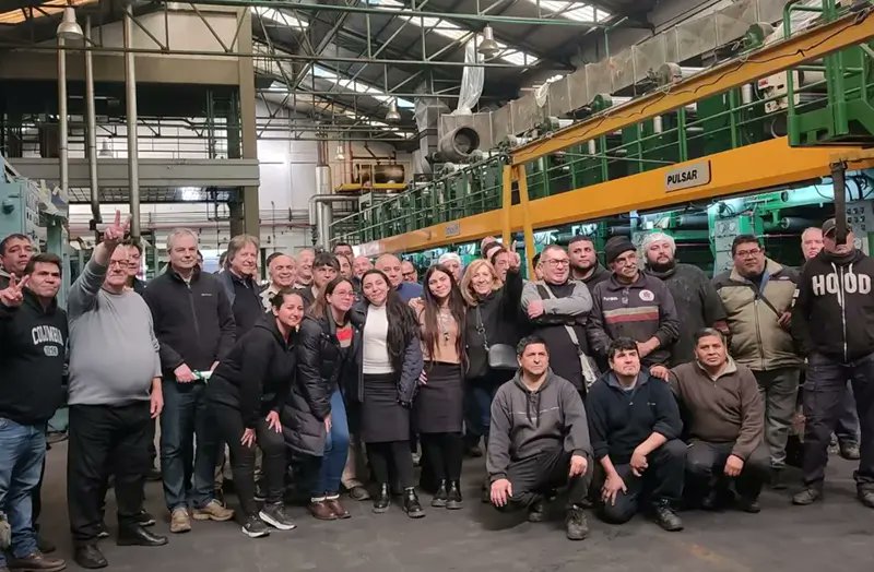 🏭 En campaña, legisladores recorrieron la #cooperativa Envases Flexibles Mataderos 🤝

Un ejemplo de #TrabajoAsociativo que sigue generando empleo y producción en la #EconomiaSolidaria 💪✨

➕en ansol.com.ar/visitaron-enva…

#IndustriaNacional #ProduccionColectiva