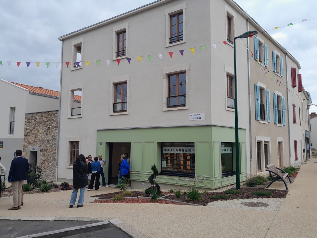 Inauguration des travaux d'aménagement du centre bourg de Mouilleron-Saint-Germain par Christophe Pecate, sous-préfet de Fontenay-le-Comte <a href="/PrefetVendee/">Préfet de la Vendée 🇫🇷</a> et Valentin Josse, maire de la commune en présence des parlementaires, du président <a href="/DepVendee/">Département Vendée</a>, des élus <a href="/paysdelaloire/">Pays de la Loire</a> et des