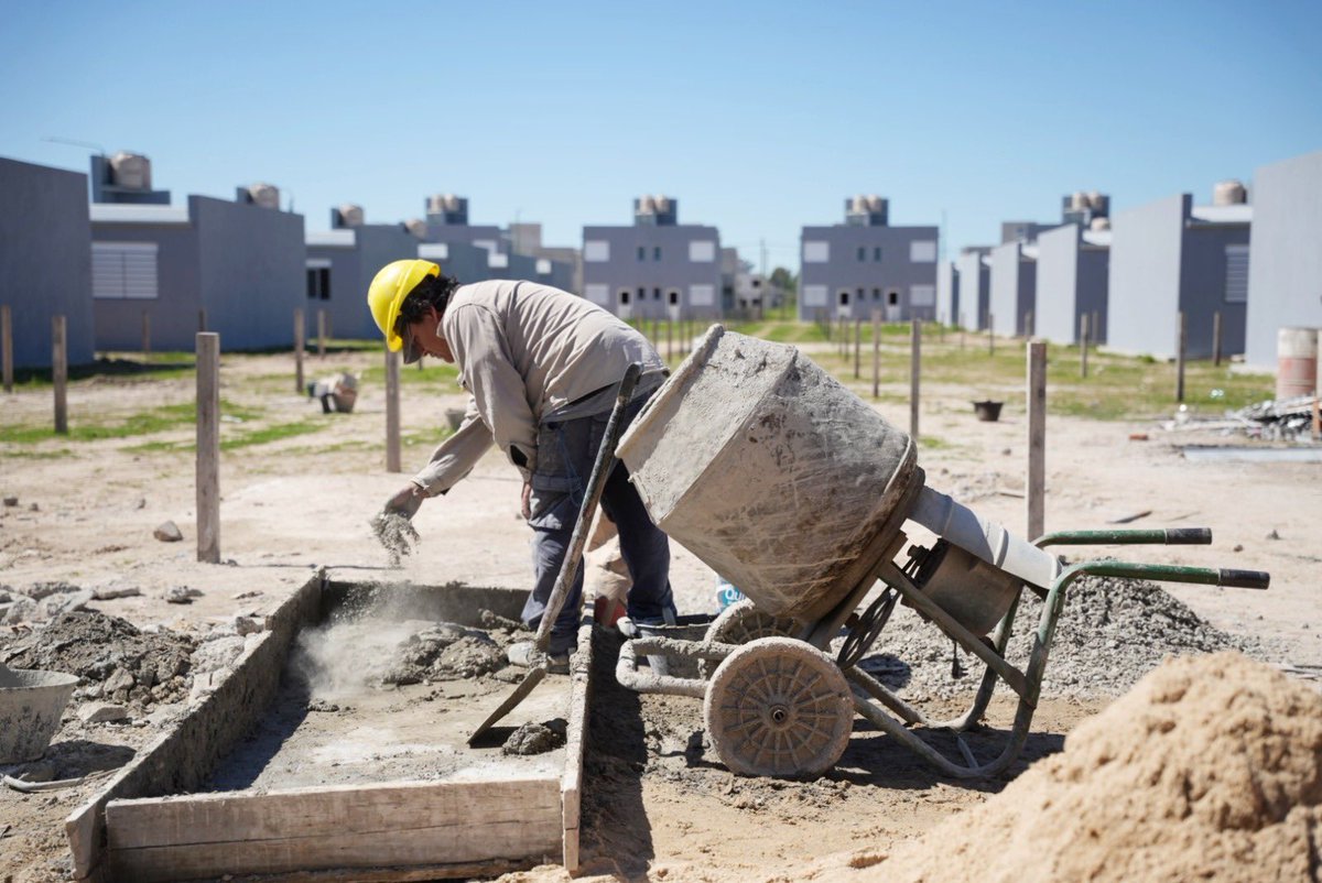 MinHabitatPBA's tweet photo. Mientras el gobierno nacional las paraliza y deja abandonadas, la Provincia termina obras para las y los bonaerenses. 👉¡56 viviendas que vamos a #Completar en #Ensenada! https://t.co/rmOv14hHJd