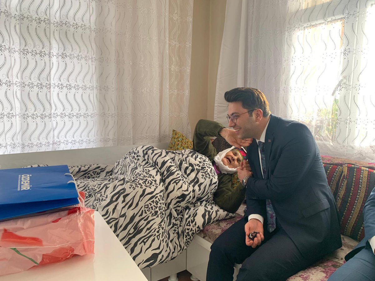 almuskaymakam's tweet photo. 1 Ekim Dünya Yaşlılar Günü Kutlu Olsun

Hayat tecrübeleriyle bizlere rehberlik eden, kültürümüzün ve değerlerimizin taşıyıcısı olan büyüklerimiz; toplumsal hafızamızın en kıymetli varlıklarıdır.

Onlara saygı göstermek, yalnızca bir görev değil, aynı zamanda bir vefa borcudur. https://t.co/u2S3oOXvca