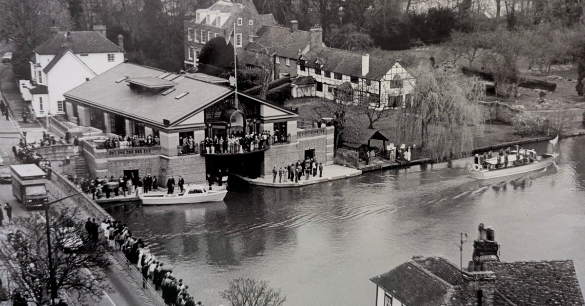 HenleyRegatta's tweet image. The Stewards of Henley Royal Regatta are saddened by the passing of Sir Terry Farrell CBE (1938–2025). His 1983 design for Regatta HQ, opened in 1986 by HM Queen Elizabeth II, endures as a landmark on the Thames and a lasting symbol of his architectural vision.
#HRR