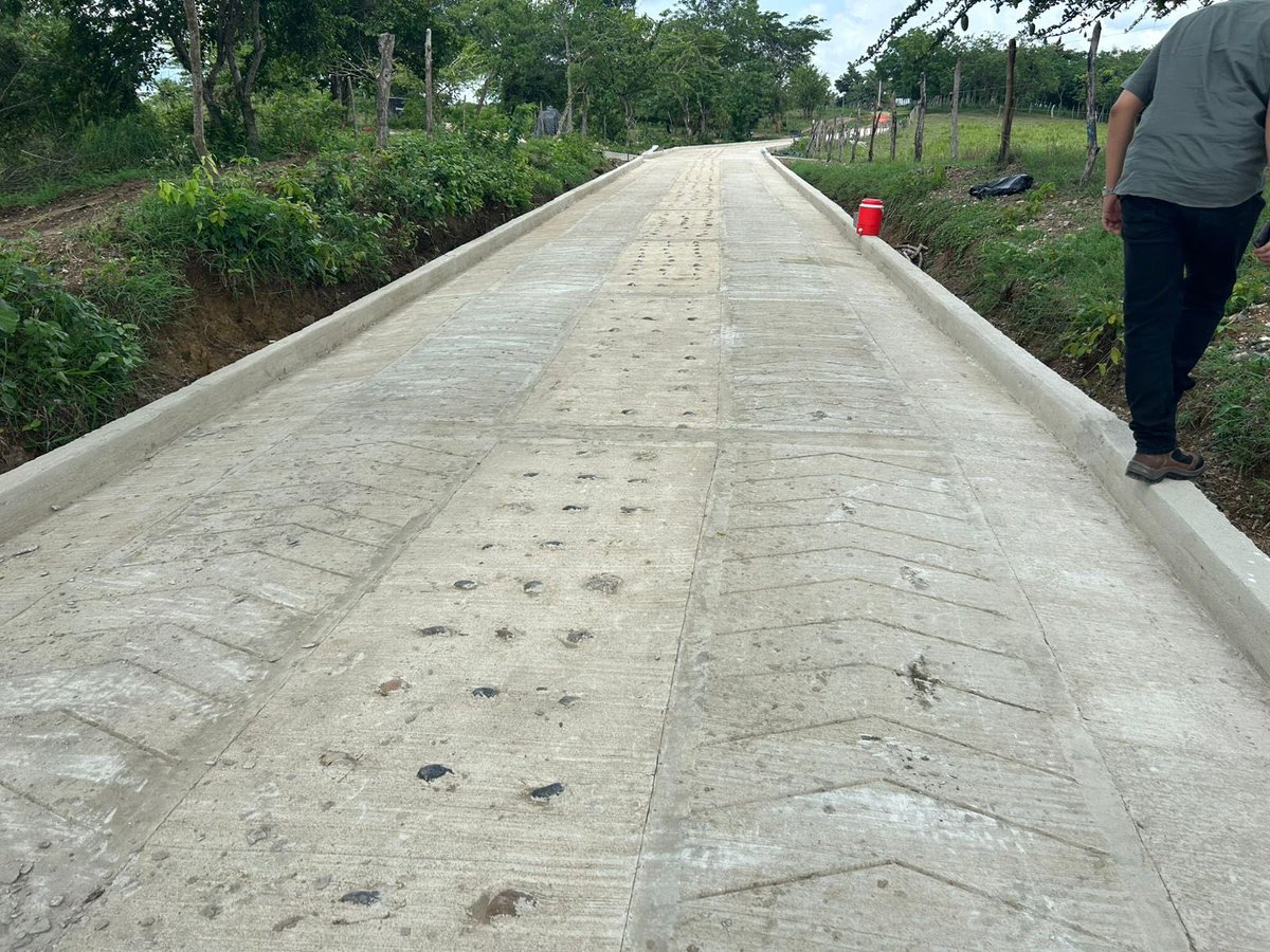 🚜 En El Carmen de Bolívar avanzamos en la construcción de 187 metros de placa huella, beneficiando a más de 1.000 habitantes.
Seguimos transformando la vida en los territorios con #CaminosComunitarios.
#ConDignidadCumplimos