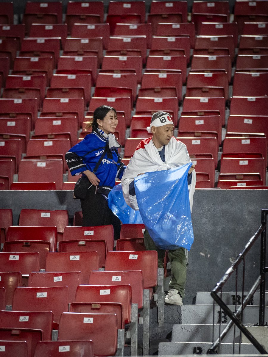 En el Mundial Sub-20 en Chile, los hinchas japoneses dieron otra lección de respeto 🇯🇵. Tras el partido con La Roja, se quedaron recogiendo la basura en las graderías. La verdadera grandeza también está en cuidar lo compartido.

📸 <a href="/crsotoq/">crsotoq</a> 

#U20WC #MundialSub20 #FIFAWorldCup