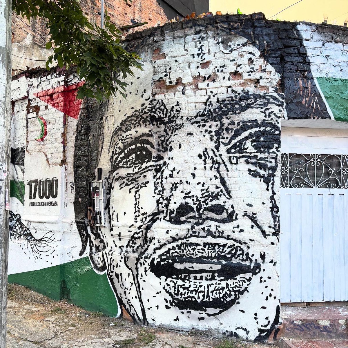 juegasiempre's tweet photo. 17.000 niños asesinados #Juegasiempre #djlu #stencilart https://t.co/3V5q5hI7qq