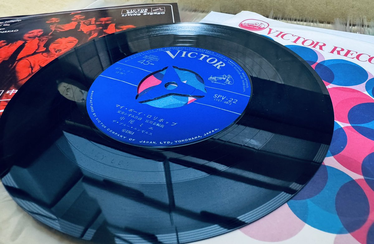 narum1966's tweet photo. 【今夜の一枚】
中尾ミエ
「マイ•ボーイ•ロリポップ」
（ビクターSPV-22  1964年11月）
ジャマイカの歌手ミリースモールの大ヒットカバー
スカのパイオニア的な曲
キングや東芝との競作で、キングの伊東さんが1番売れて、東芝梅木さんのが1番評価されてるかな、、
でも私はこの中尾さんのが1番好き♪ https://t.co/Bo8SYUG0dB