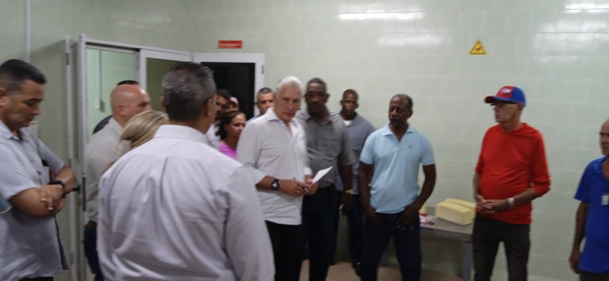 El mandatario llego hasta la Unidad Empresarial de Base Lácteos Florida, colectivo que garantiza el procesamiento de 17 MIL litros de leche para la canasta familiar de los municipios de Céspedes y Florida y además elabora queso y yogurt, para el mercado interno