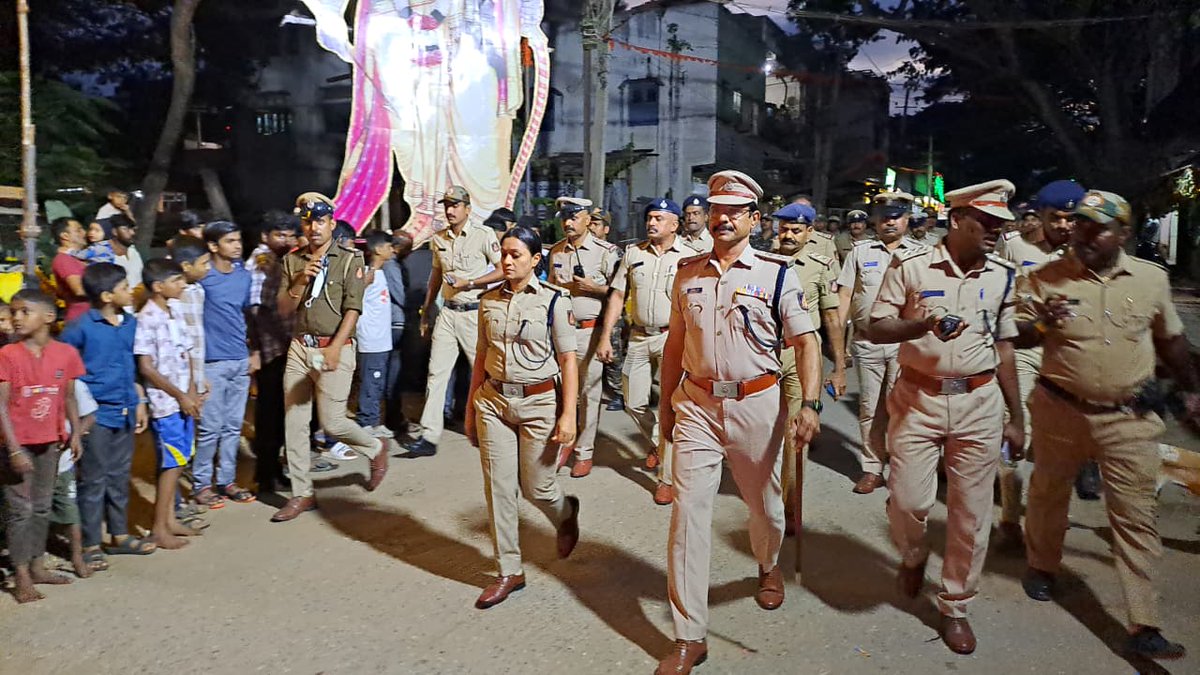 SpDavanagere's tweet photo. #ದಾವಣಗೆರೆ_ಜಿಲ್ಲಾ_ಪೊಲೀಸ್
ದಾವಣಗೆರೆ ನಗರದಲ್ಲಿ ನಾಳೆ ನಡೆಯಲಿರುವ ವಿಜಯದಶಮಿ ಶೋಭಾಯಾತ್ರೆ ಹಿನ್ನೆಲೆ ಪೊಲೀಸ್ ಅಧೀಕ್ಷಕರವರ ನೇತೃತ್ವದಲ್ಲಿ ಪೊಲೀಸ್ #ಪಥಸಂಚಲನ ನಡೆಸಲಾಯಿತು. ಬಂದೋಬಸ್ತ್ ಕರ್ತವ್ಯಕ್ಕೆ ನಿಯೋಜನೆಗೊಂಡ ಅಧಿಕಾರಿ ಸಿಬ್ಬಂದಿಗಳಿಗೆ ಸೂಕ್ತ ಕರ್ತವ್ಯ ಸೂಚನೆಗಳನ್ನು ನೀಡಲಾಯಿತು.
 #policeroutemarch 
@DgpKarnataka https://t.co/YQfJNJF74f