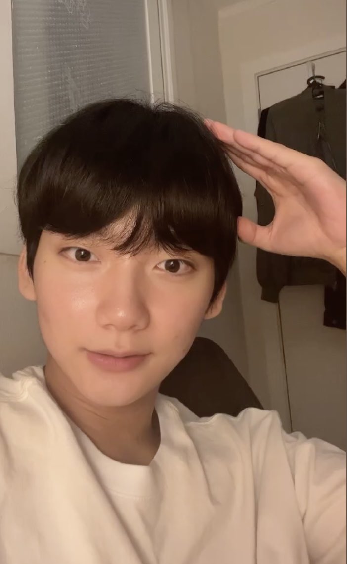 아까 민혁님 틱톡 라방 시간 가는 줄 모르고 봤네요,,
채팅창에서 낯이 익은 분들이 보여서 더 재밌었습니다 ㅋㅋㅋㅎㅎ

노트북으로 보느라 마지막에 사진 찍으라고 포즈 취해주셨는데 건진 게 겨우 이거🥲

#볼보이택틱스 #BallBoyTactics #염민혁