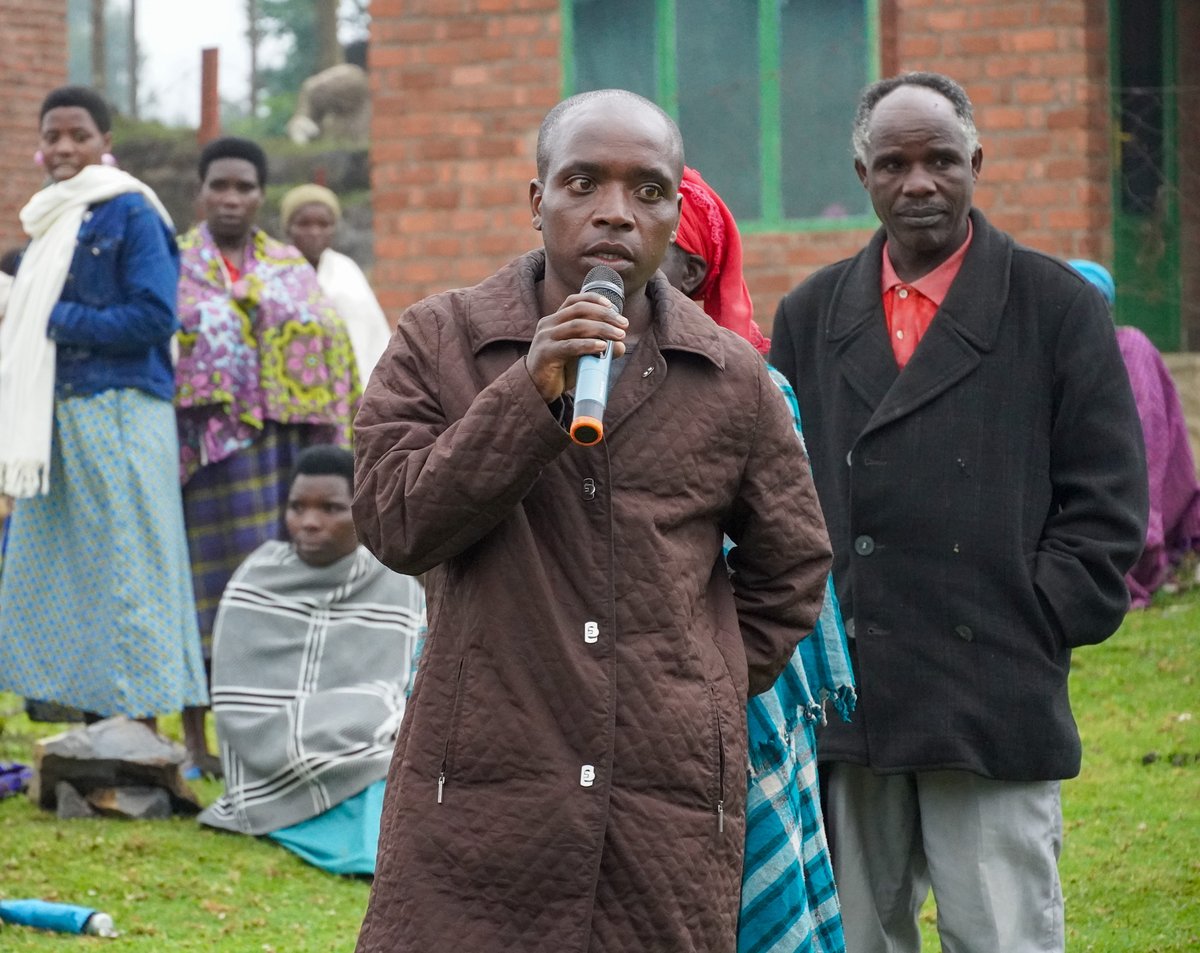 Abakozi ba Banki Nkuru y’u #Rwanda banitabiriye inteko y’abaturage yabereye mu kagari ka Rwanyakayaga, mu murenge wa Mudende, aho bigiranye ikiganiro ku burenganzira n’inshingano by’umuguzi wa serivisi z’imari.

Abaturage bahawe umwanya wo kubaza ibibazo no gutanga ibitekerezo ku