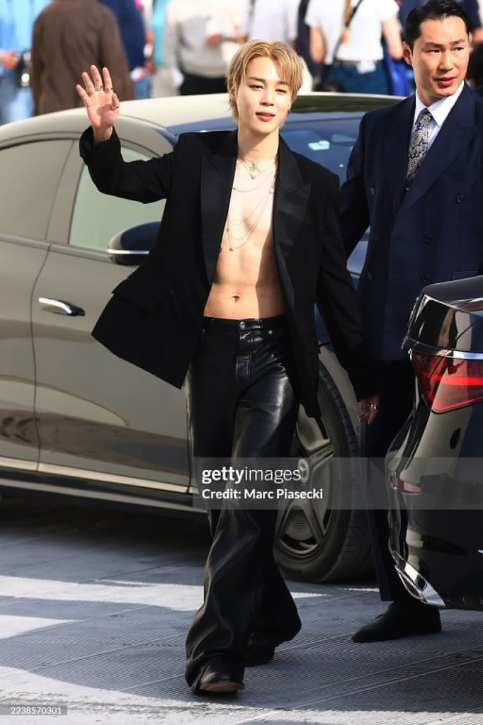 ESTA FOTO???? EXCUSE ME PARK JIMIN!????? NO PUEDO 😭😭😍

JIMIN AT PARIS FASHION WEEK
#JiminxDior #DiorSS26 #PFW