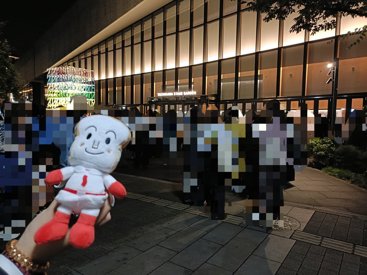 イイコロ楽しすぎたー！！
赤い方は上手2階へのファンサが多かった気がします😂😂
今年自名義が仕事しすぎて来年が怖い。
羽田と今回1階の2列目だったし、カエルくんは最前だし。。。