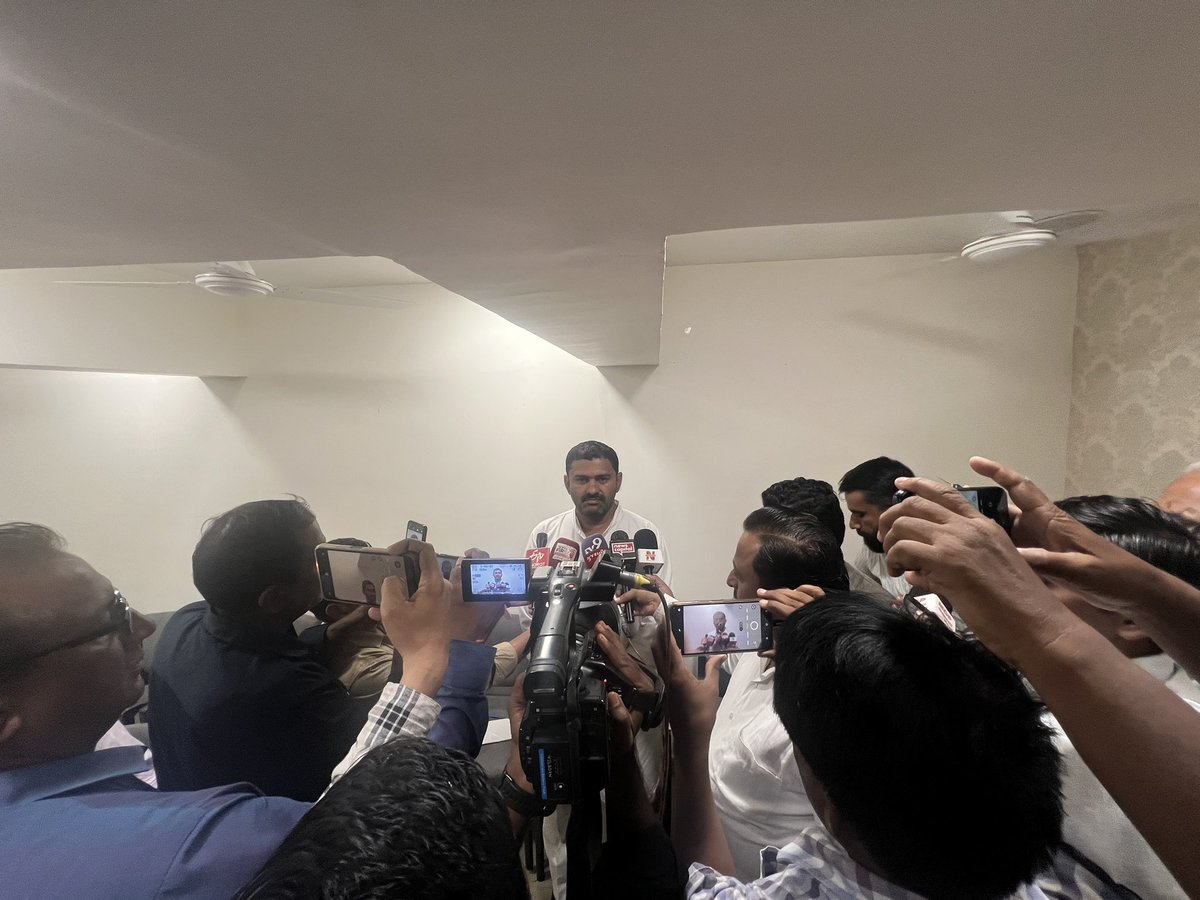 GulabsinhRajput's tweet image. आज पालनपुर सर्किट हाउस पर एक प्रेस कॉन्फ्रेंस आयोजित की गई &apos;वोट चोर - गाड़ी छोड़&apos; हस्ताक्षर अभियान के तहत, कांग्रेस पार्टी 03/10/2025 से 10/10/2025 तक बनासकांठा जिले के 2600 से अधिक बूथों पर जाकर हस्ताक्षर एकत्र करेगी और वोट चोरी का पर्दाफाश करेगी। यह अभियान 03/10/2025 से…