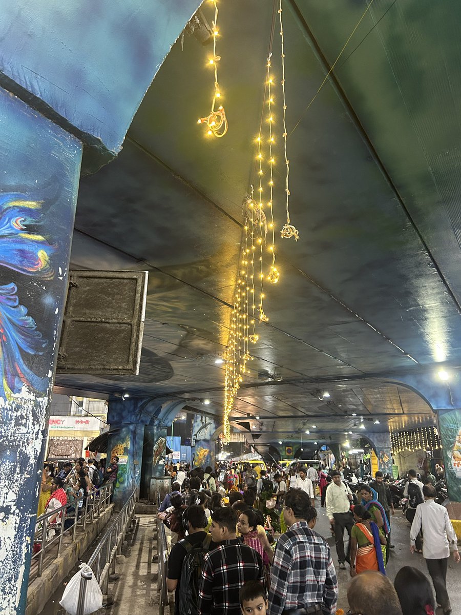 NitinDesai83's tweet photo. @ThaneTraffic 
There are at least 200 person waiting for auto ricksha at Thane station west. No auto ricksha in the que. moreover taxis and some ricksha are taking rides without que. People need to go home for celebration tomorrow. Please address ! https://t.co/miL1EMvhRg