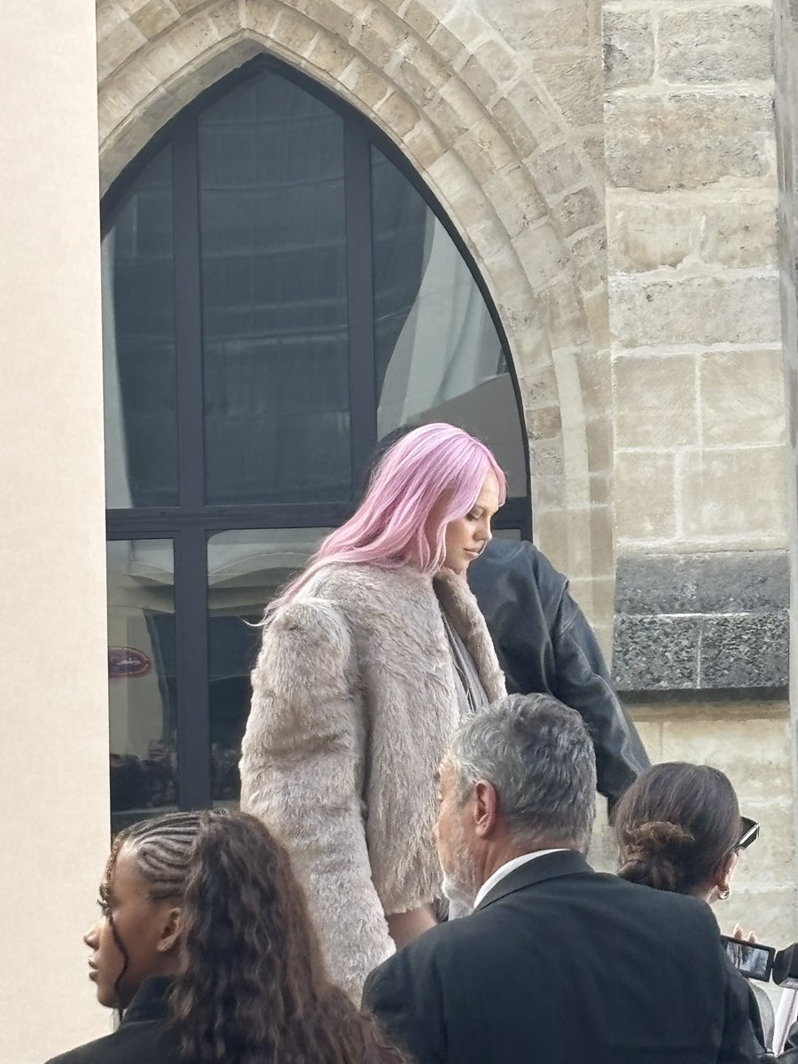 loonablnt's tweet photo. ADELA AT THE ACNE STUDIOS SHOW IN PARIS https://t.co/HXHMooSqpU
