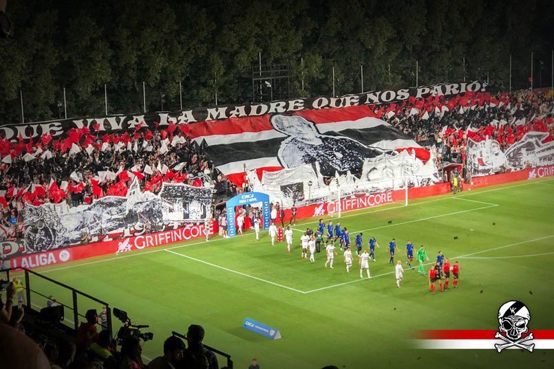 Volvemos a jugar un partido europeo y tiene que ser una puta caldera.

Entra media hora antes, ponte en tu sitio y sigue las indicaciones de los speakers en todo momento.

Ayúdanos a poner el Fondo patas arriba, ayúdanos de nuevo a hacer de Vallekas…

¡ZONA TIFO!