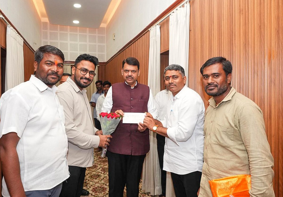 मुख्यमंत्री देवेंद्र फडणवीस यांना नागपूर येथे जीवन महादेवराव मुंगळे यांनी अतिवृष्टीग्रस्तांसाठी 'मुख्यमंत्री सहाय्यता निधी'मध्ये ₹51,000 देणगीचा धनादेश सुपूर्द केला. यावेळी मुख्यमंत्री फडणवीस यांनी त्यांचे आभार मानले.

<a href="/Dev_Fadnavis/">Devendra Fadnavis</a>
#Maharashtra #DevendraFadnavis #CMReliefFund