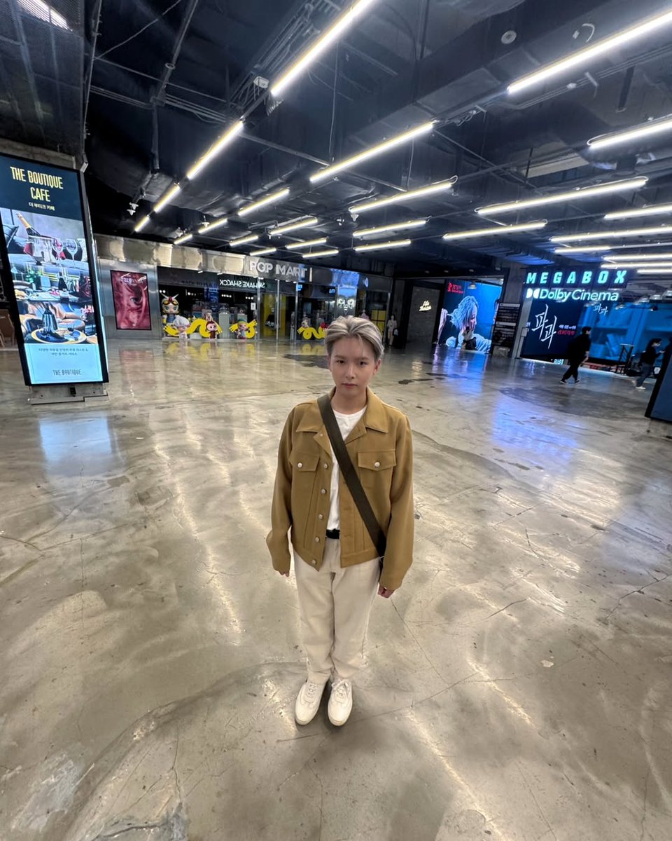 teukker's tweet photo. why he tiny https://t.co/QOOuzrJF7O
