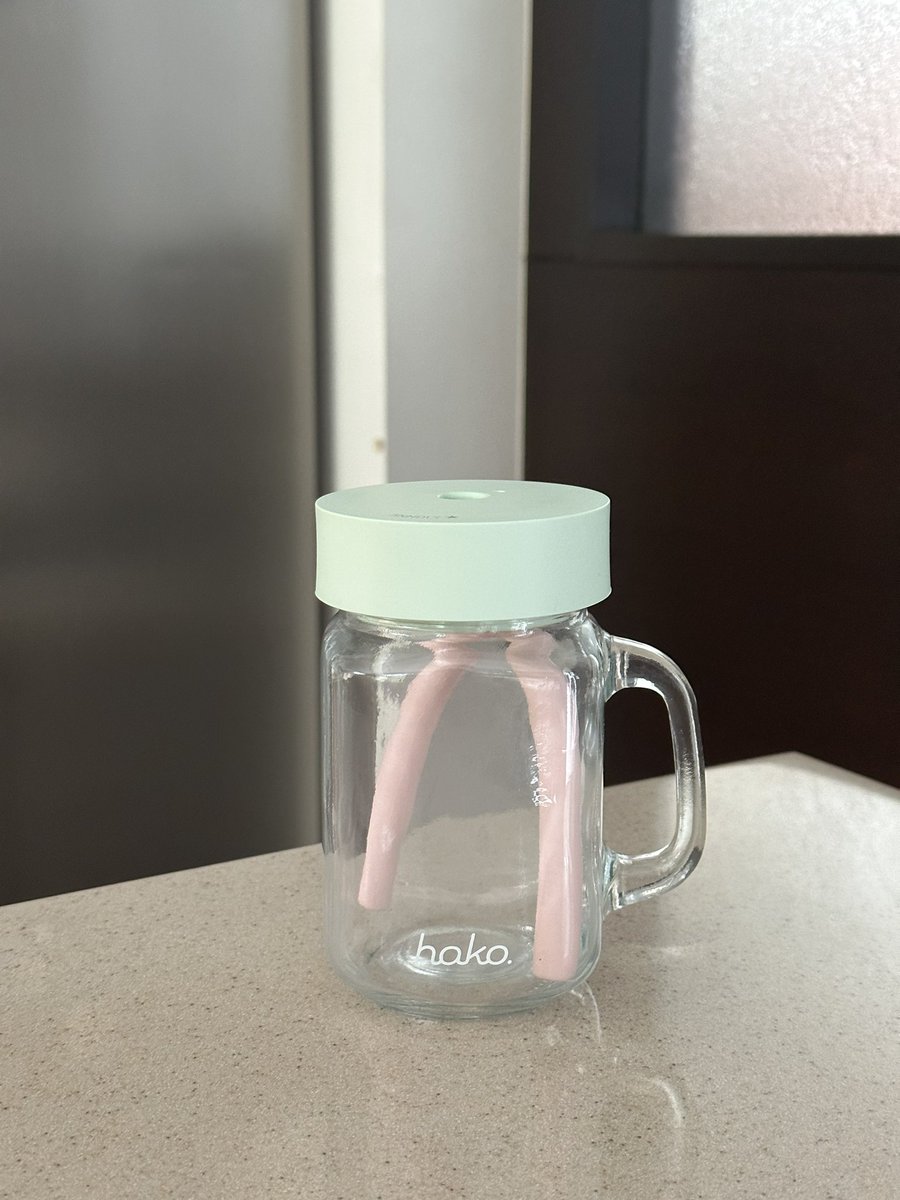 tamjaichunbkk's tweet photo. ขอป้ายยา แก้วของ hako อันนี้มันน่ารักมาก ฝากับหลอดเป็น silicone สามารถ mix &amp; match สีได้เอง แล้วก็สลักชื่อได้ด้วย 🤏🏻 สนับสนุนให้เพื่อนดื่มน้ำเยอะๆ https://t.co/ijEOqY8yn7