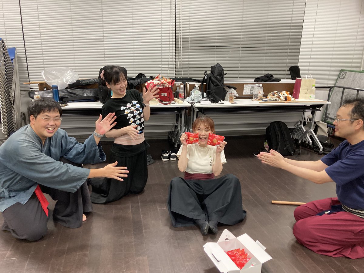 今回の稽古は舞台を意識した絵の作り方について。
お客さんからどう見えるのか、見やすい形にするにはどうしたらいいのか、学びの多い時間でした！

そして、メンバーの誕生日もぺこちゃんのほっぺでお祝いしました🎉
おめでとー🥳