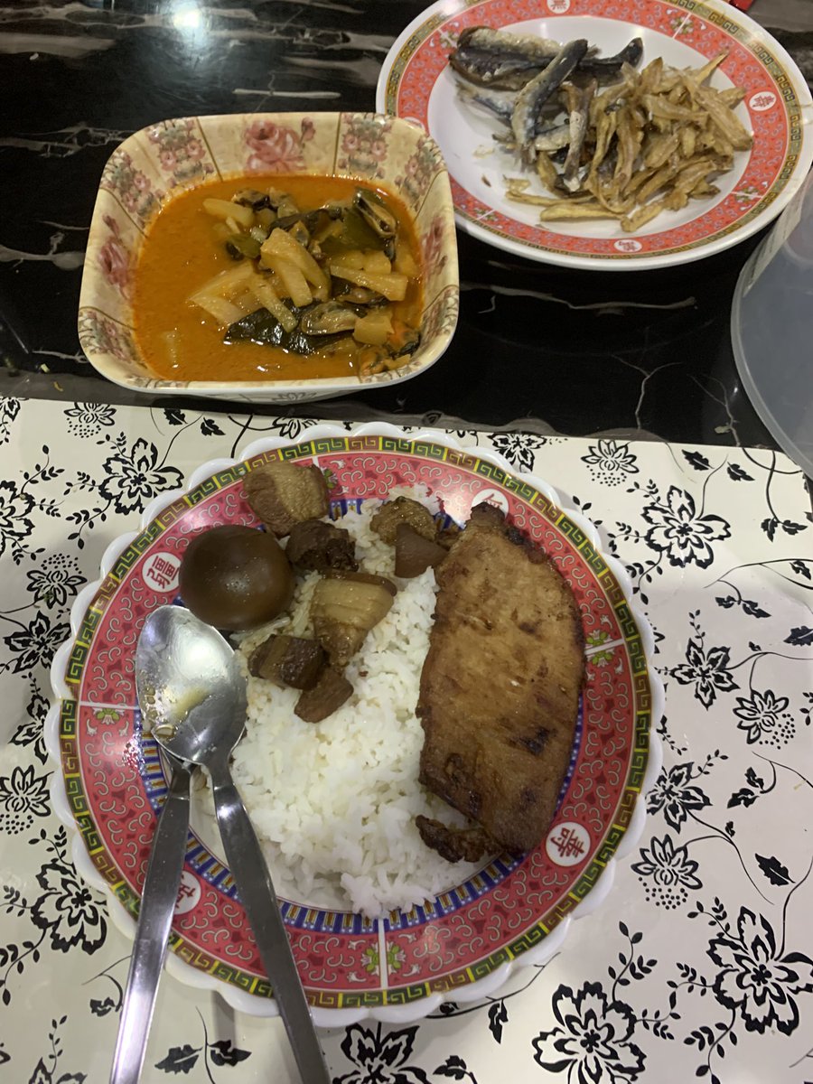 Dinner at home bc im broke. The curry is pineapple c mussels.