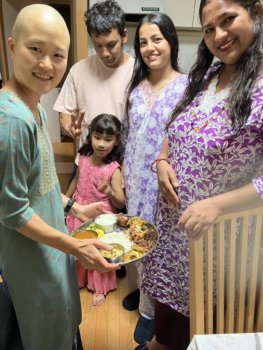 寺に住むカレー妖怪 (@cr22434) on Twitter photo アムリタ<a href="/AmritCurry/">アムリタअमृत インドスパイスカレーとナンと</a> さんのスタッフさんのご自宅でダサインのお祝い料理のご相伴に預かり、非常に非常に美味しくいただいた。特に発酵たけのこと豆のカレーとマトン炒めが、いや、他の料理もめちゃくちゃ滋味美味。ダサインのお祝いの仕方を教えてもらえたのも嬉しい。ダサインおめでとう🎉㊗️🥳 アムリタ<a href="/AmritCurry/">アムリタअमृत インドスパイスカレーとナンと</a> さんのスタッフさんのご自宅でダサインのお祝い料理のご相伴に預かり、非常に非常に美味しくいただいた。特に発酵たけのこと豆のカレーとマトン炒めが、いや、他の料理もめちゃくちゃ滋味美味。ダサインのお祝いの仕方を教えてもらえたのも嬉しい。ダサインおめでとう🎉㊗️🥳