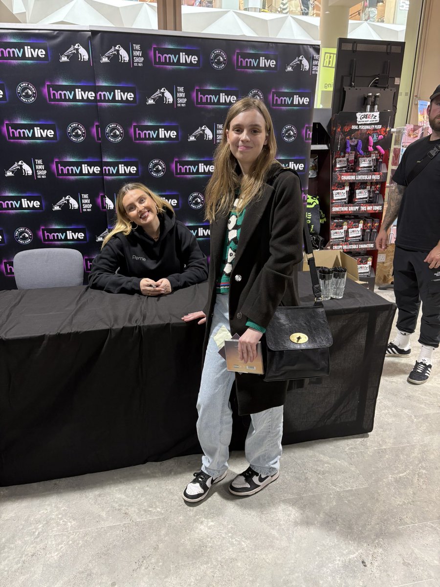 Lo❤️ met Perrie🫨 tweet media