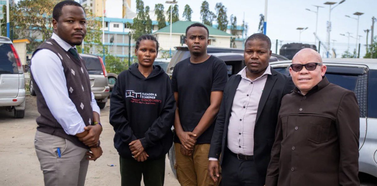 IAMartin_'s tweet image. Paul Chuwa (@TanzaniaOneJezi) na #FaridaMikoroti wameachiwa kwa dhamana ya polisi kituo kikuu cha polisi kati Dar es Salaam walipokuwa wanashikiliwa takribani siku 7 kwa tuhuma za makosa ya mtandao. 

Pamoja na kupewa dhamana kituo cha polisi kati (central police DSM) wametakiwa…